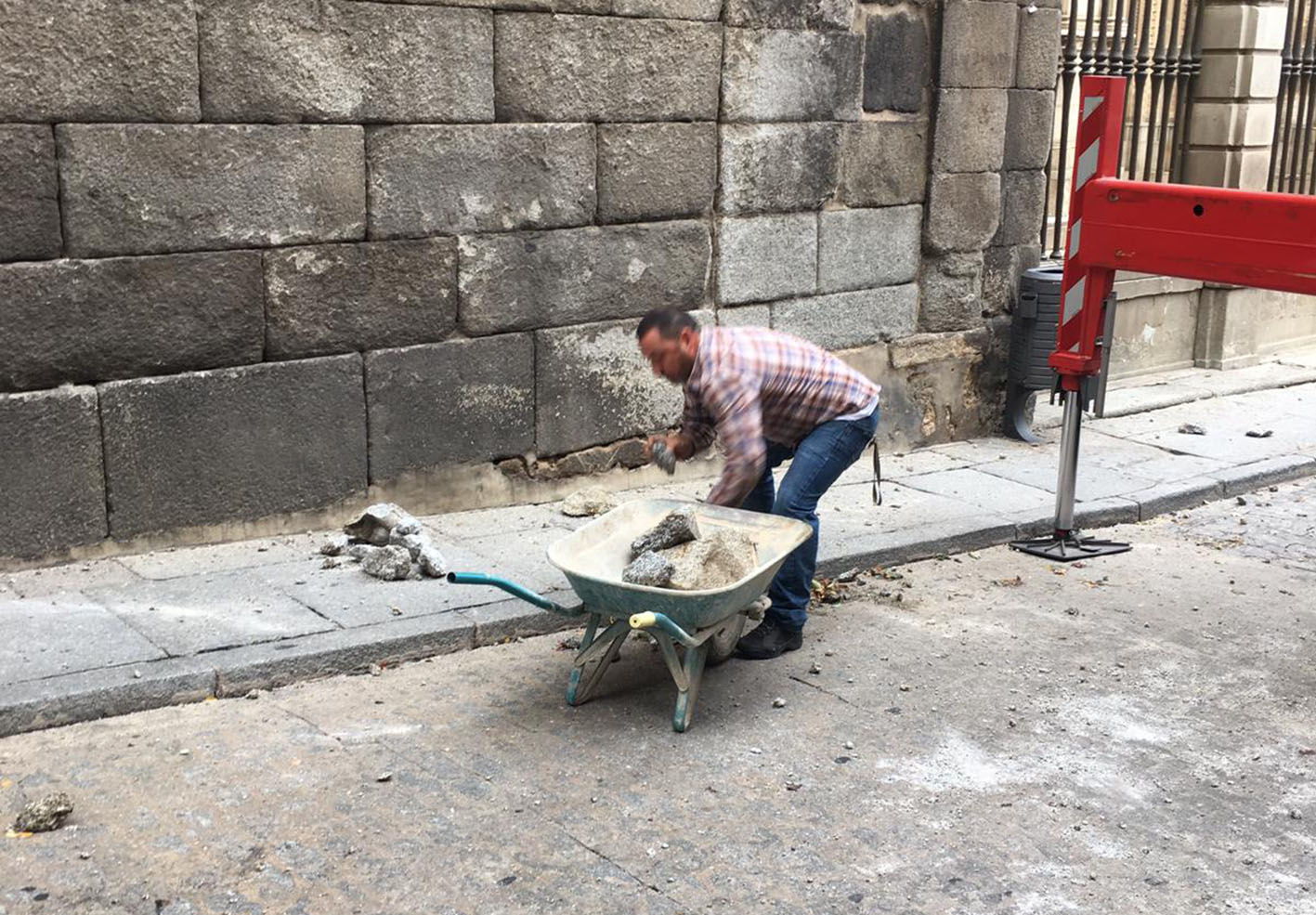 Un operario recoge los restos de la parte de cornisa que se cayó de la Catedral de Toledo.