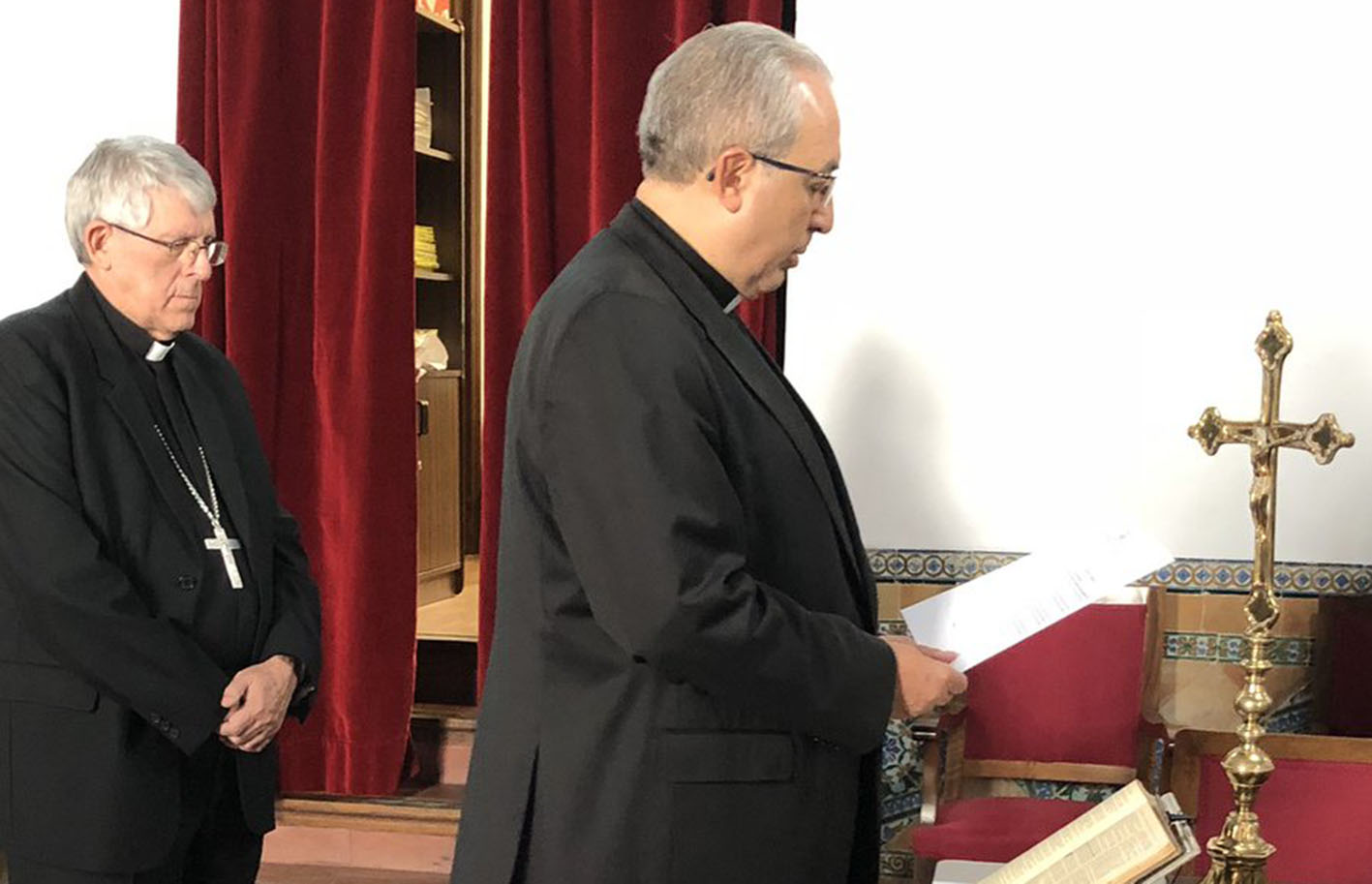 César García Magán toma posesión como nuevo vicario general de la diócesis de Toledo. Junto a él, el arzobispo Braulio Rodríguez.