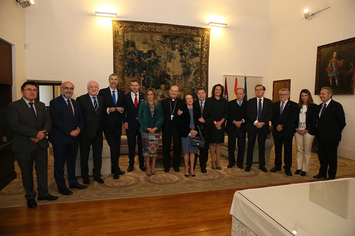 Los intervinientes en la firma de los convenios para conmemorar el VIII centenario del inicio de la construcción de la Catedral de Burgos