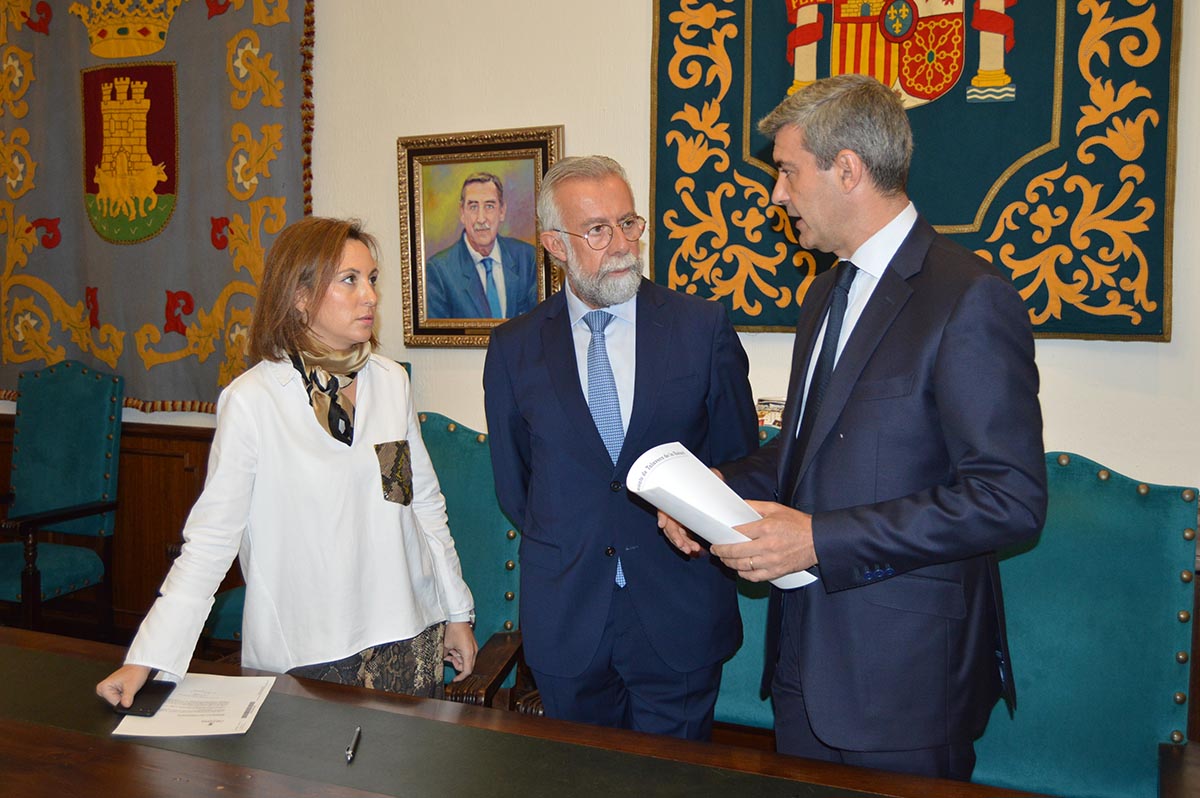 Acto de la firma del convenio para mejorar el recinto amurallado del Casco de Talavera