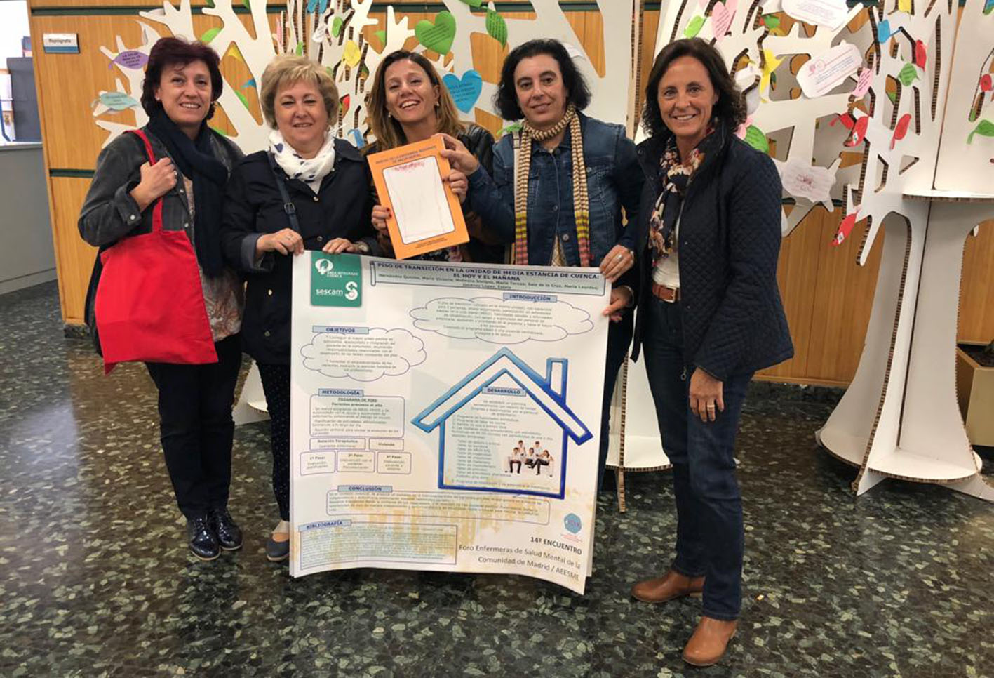 Las cinco enfermeras de Salud Mental de Cuenca, sonrientes y satisfechas tras recibir el premio.