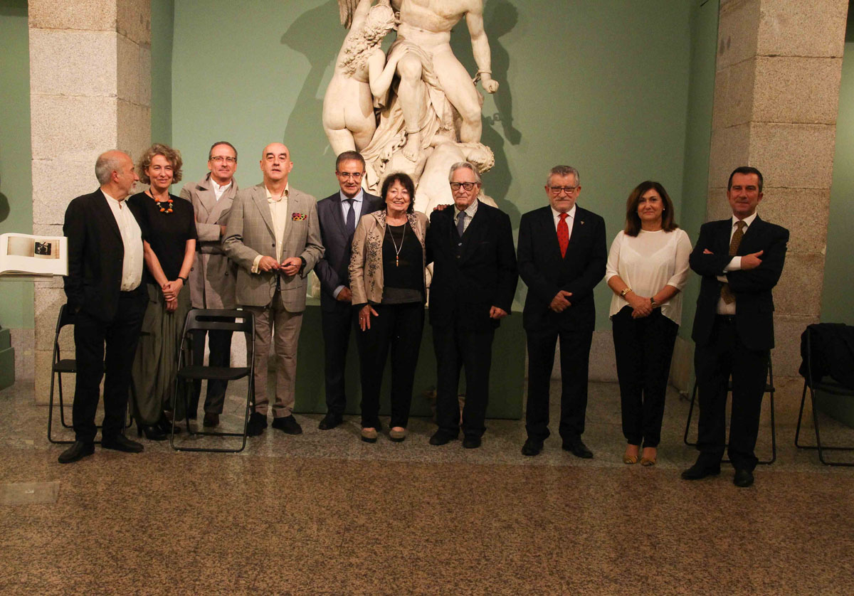 Ángel Felpeto en la inauguración en Madrid de la exposición "Descubrimientos Millares, 1959-1972. La obra gráfica completa de Manolo Millares".