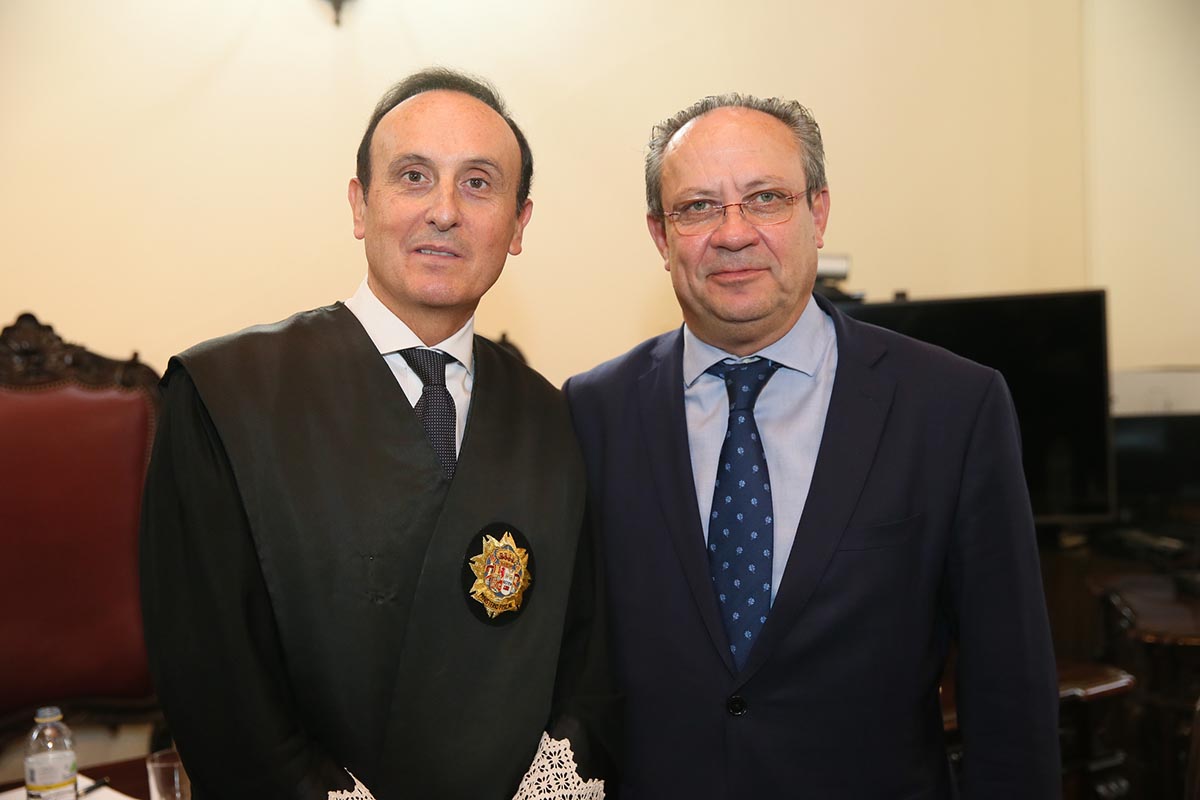 El nuevo fiscal jefe de Toledo, con el consejero de Hacienda y Administraciones Públicas, Juan Alfonso Ruiz Molina, presente en el acto