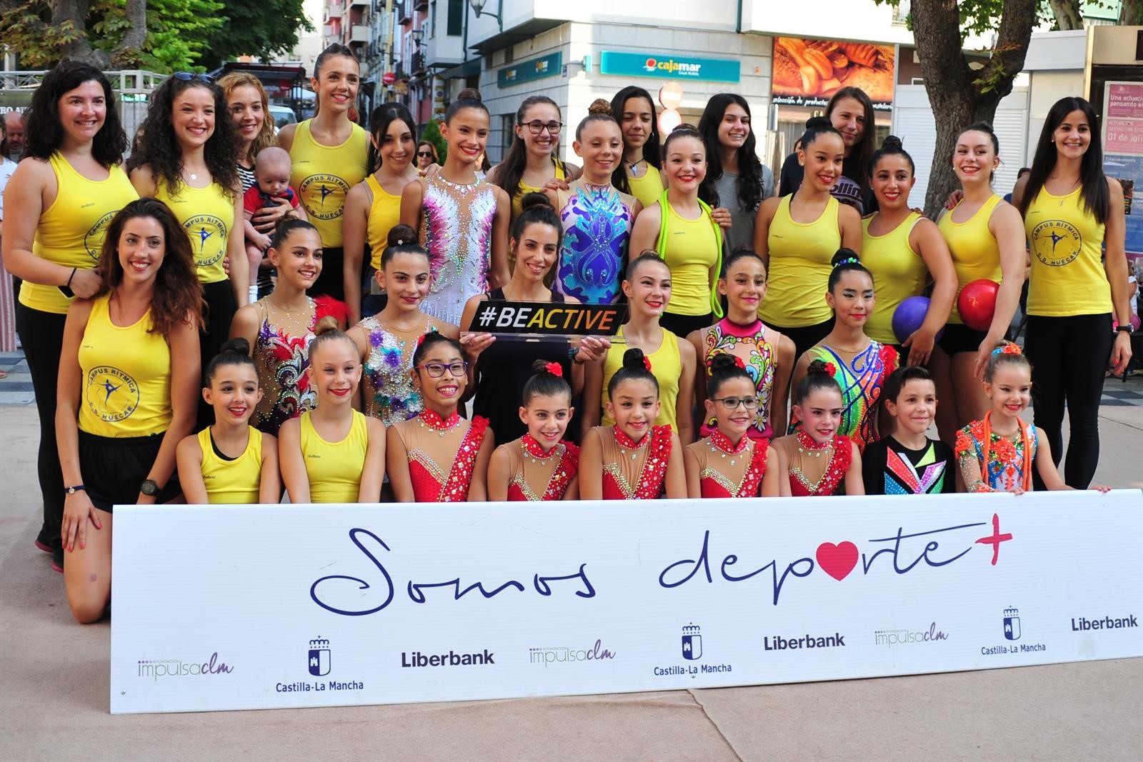 Almudena Cid entre gimnastas conquenses en un evento en Cuenca. semana europea del deporte