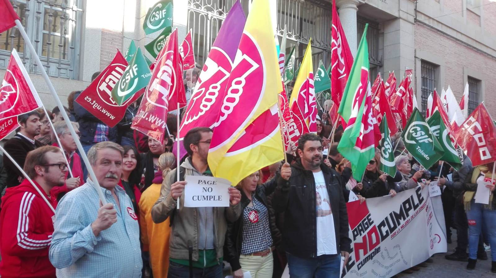 Protesta de los empleados públicos frente a la Consejería de Hacienda y Administraciones Pública.