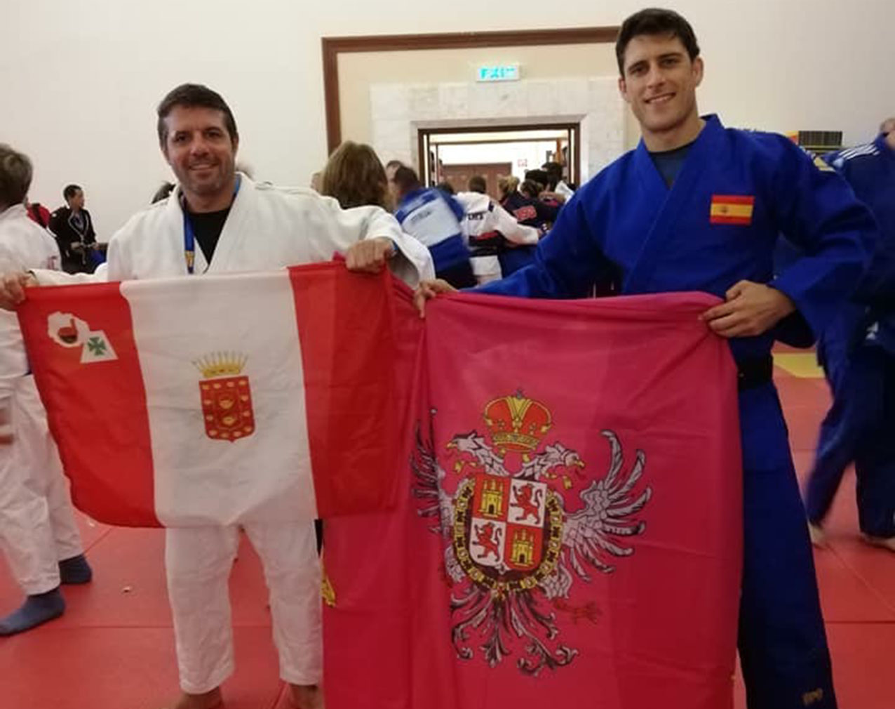 Javier Suárez, a la derecha, con la bandera de Toledo.