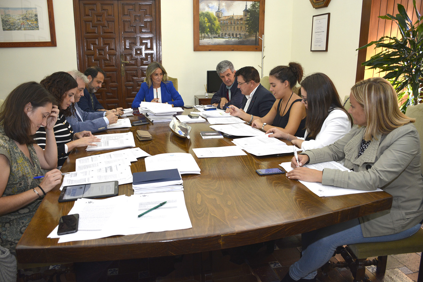 La Junta de Gobierno Local, presidida por Milagros Tolón, ha decidido imponer seis sanciones a dos empresas de autobuses.