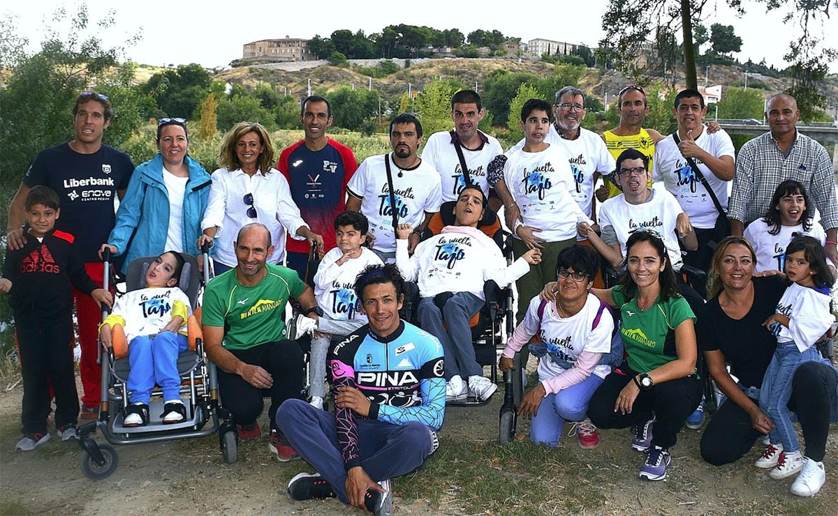 Foto de familia de deportistas y asociaciones que participan en la "Vuelta del Tajo"