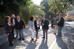 Tolón, durante su visita a la Plaza de Don Fernando, en Toledo, que cuenta con nuevo pavimento y más espacio para los peatones