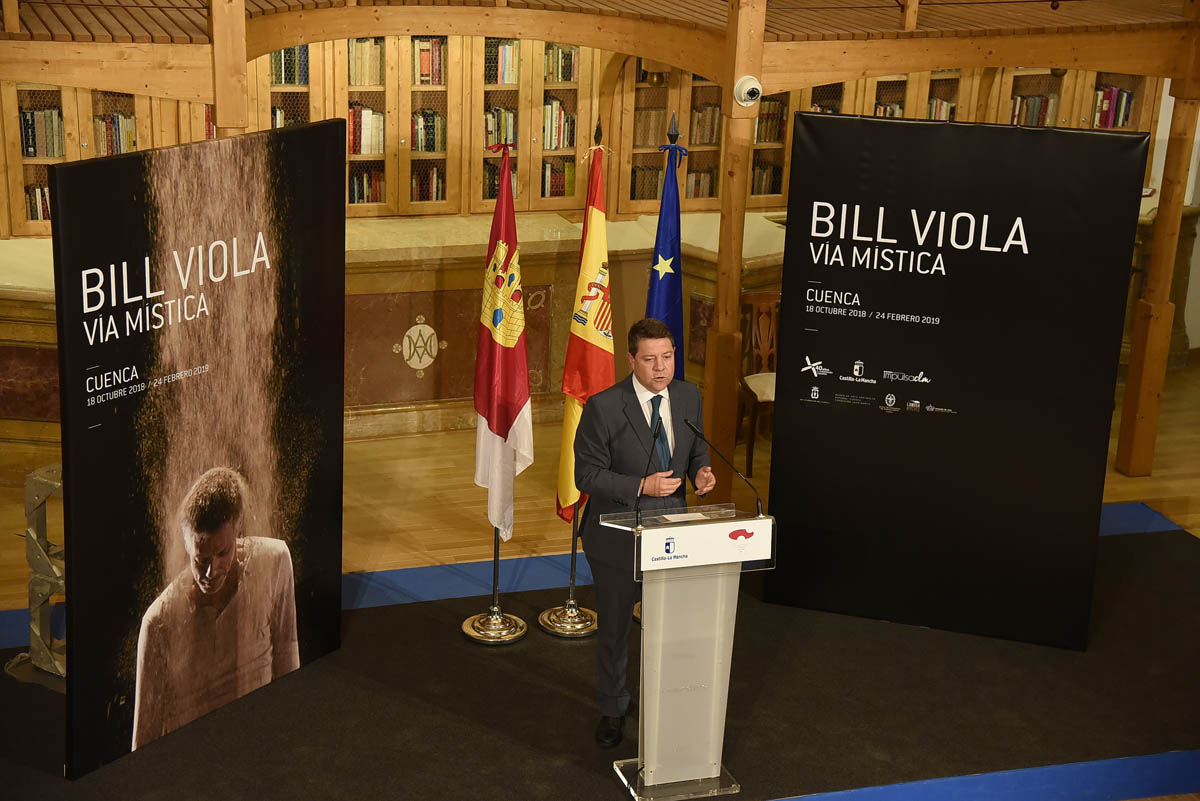 Emiliano García-Page durante la inauguración de la exposición del artista neoyorquino Bill Viola.