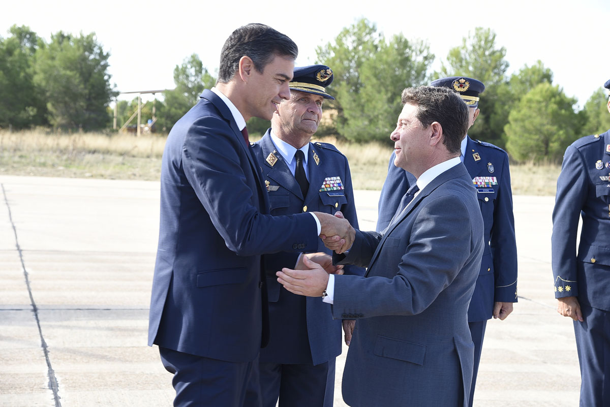 Page ha acompañado a Pedro Sánchez en su visita la base aérea de Los Llanos.