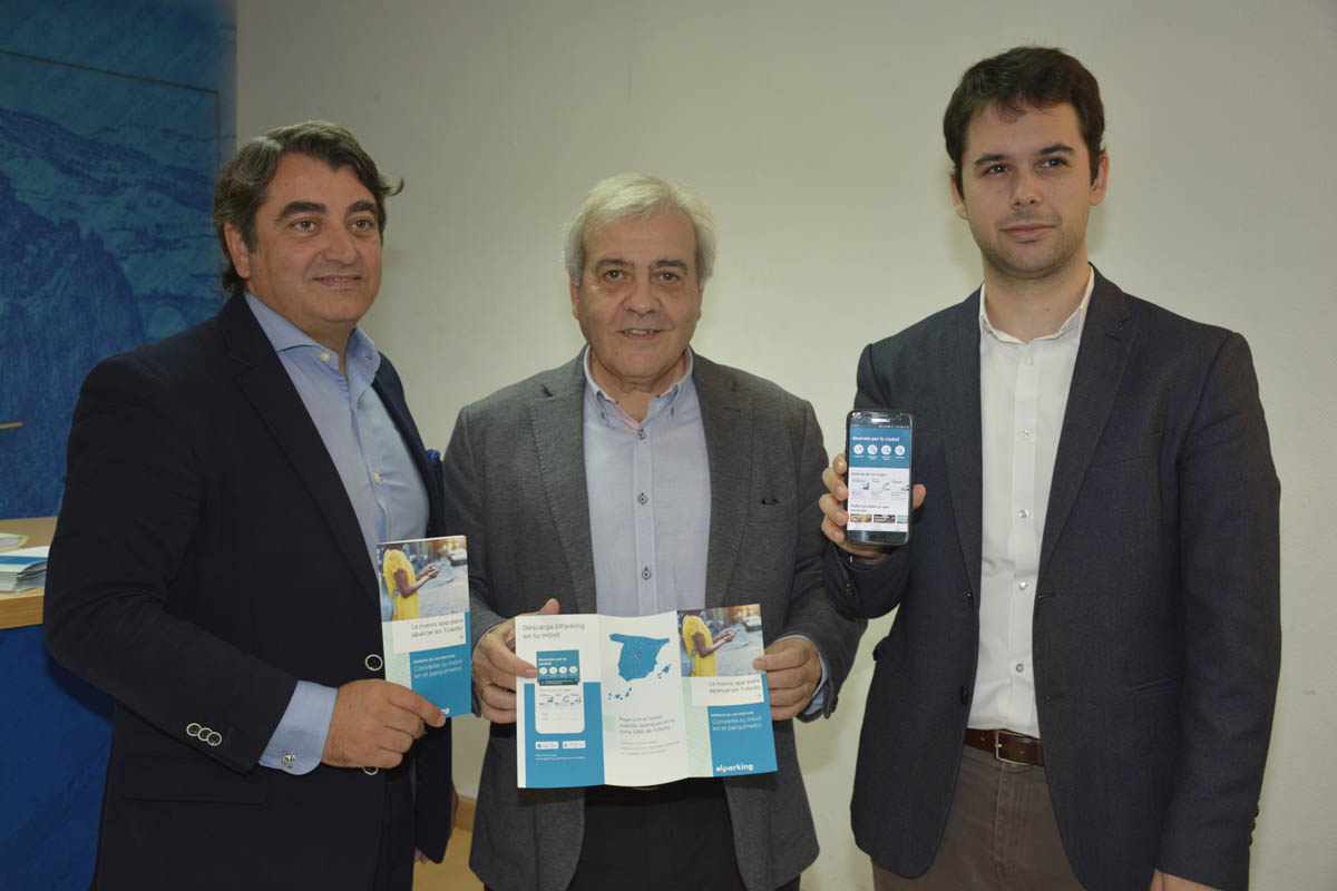 El edil de Movilidad, Juan José Pérez, junto a los responsables de EYSA y ElParking.