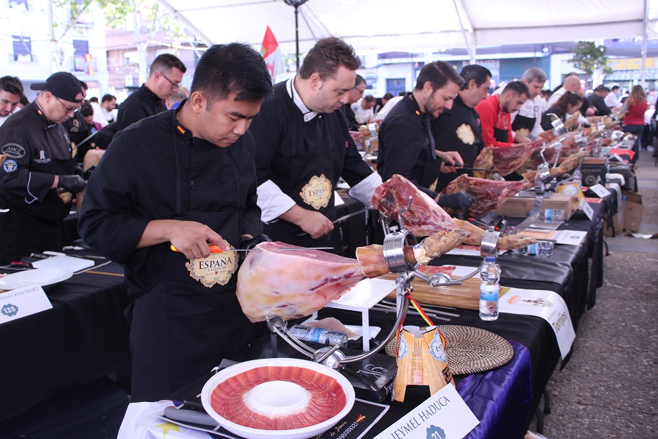 Los cortadores de Torrijos preparan el plato de jamón más grande del mundo.