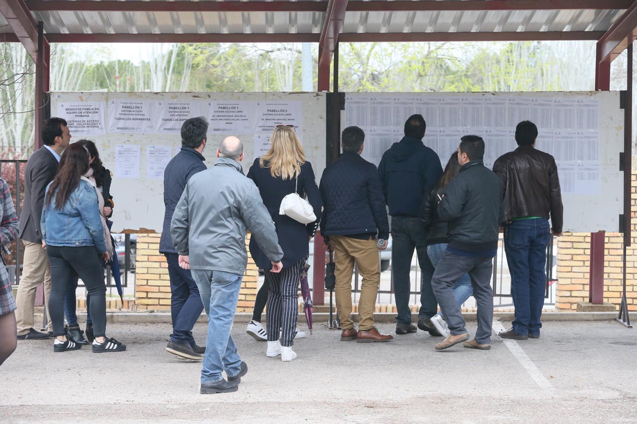 Opositores consultan las listas de examinados. plazas Públicas