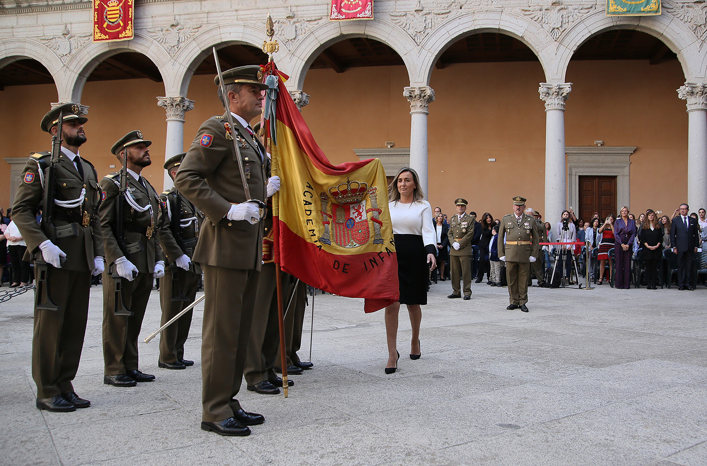 Tolón se dispone a jurar bandera en el Alcázar junto a otros 200 ciudadanos.