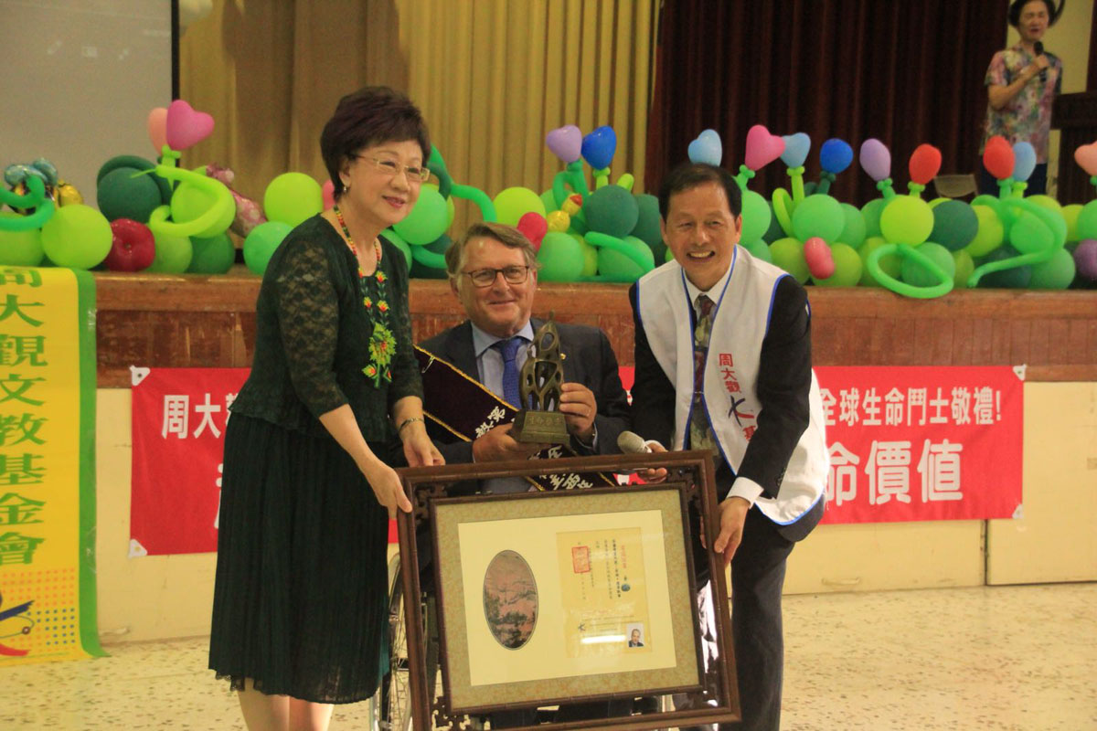 Francisco Vañó recibiendo un premio en Taiwan.