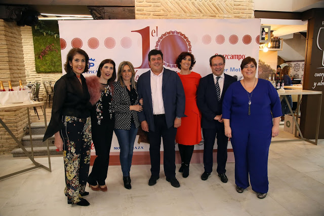 Los hijos del fallecido Mariano Díaz-Chirón, en la inauguración de "El 10 de Santo Tomé", junto a la alcaldesa de Toledo y el consejero de Hacienda.