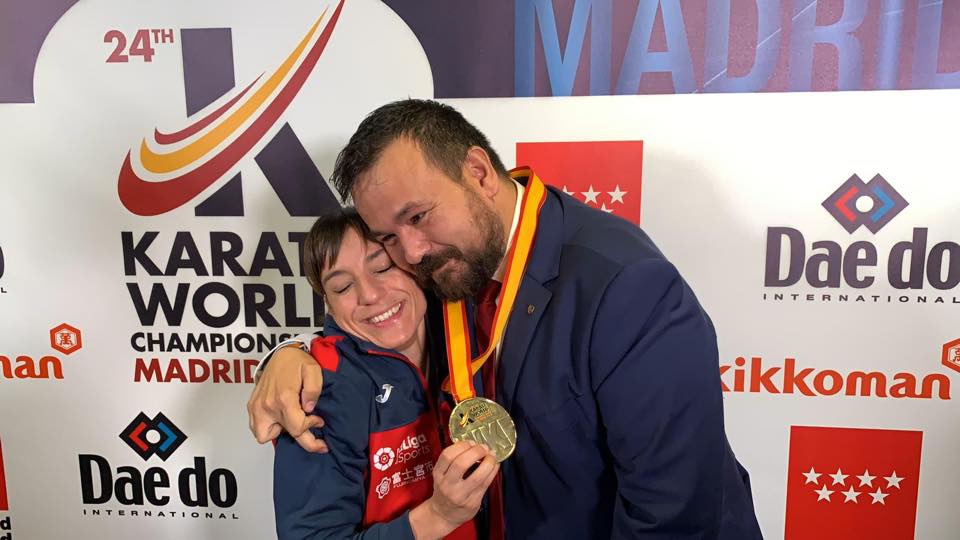 Sandra Sánchez colgó su medalla a Juan Ramón Amores