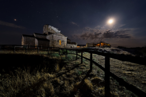 “La vía en el cielo en Santa María de Melque. Santa María bañada por la luz de la luna”