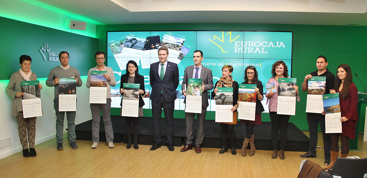 Víctor Manuel Martín, junto a los autores de las fotografías de los 12 meses del calendario de Eurocaja Rural.