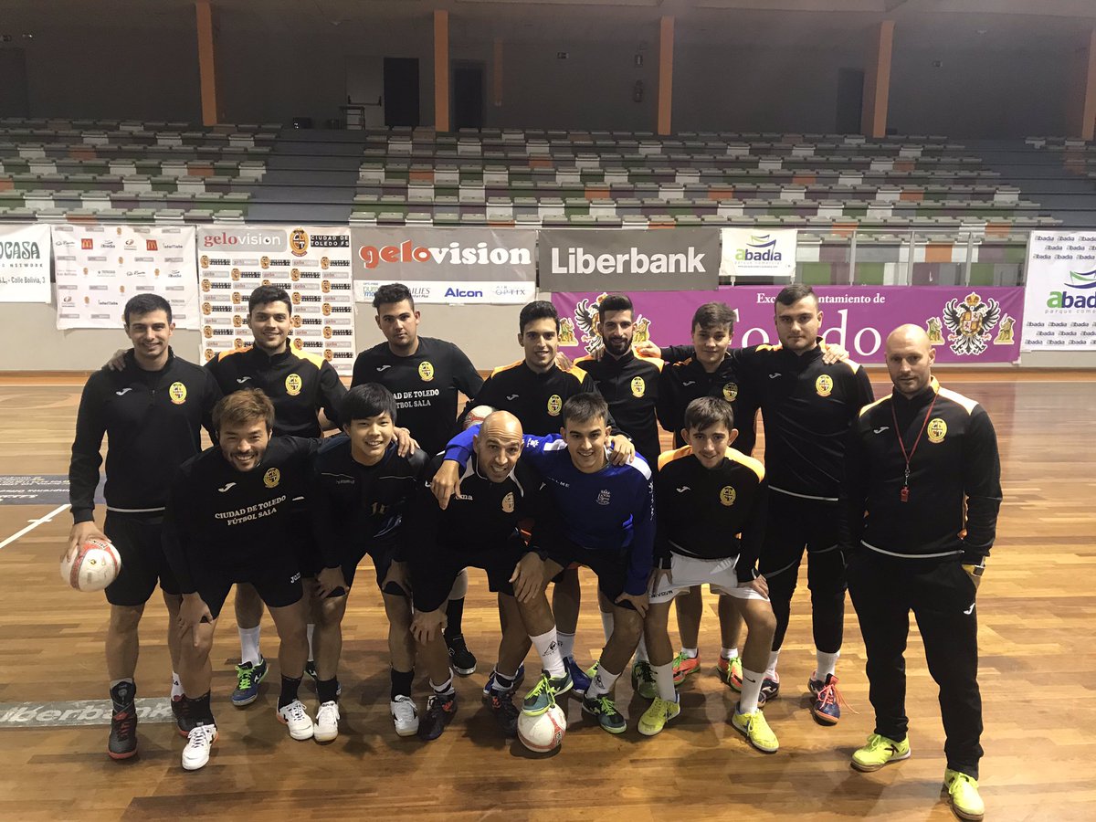 Diego Garrido, a la derecha, junto a los jugadores del equipo senior del Gelovisión Ciudad de Toledo.
