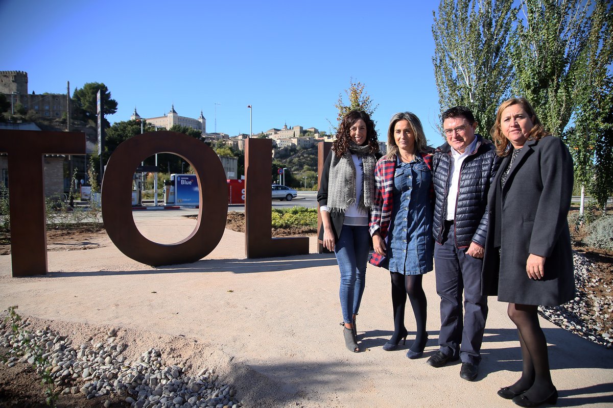 Los integrantes del equipo de Gobierno de la ciudad junto con las letras gigantes de Toledo.