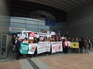 Concentración contra las macrogranjas a las puertas del Parlamento Europeo. macrogranjas