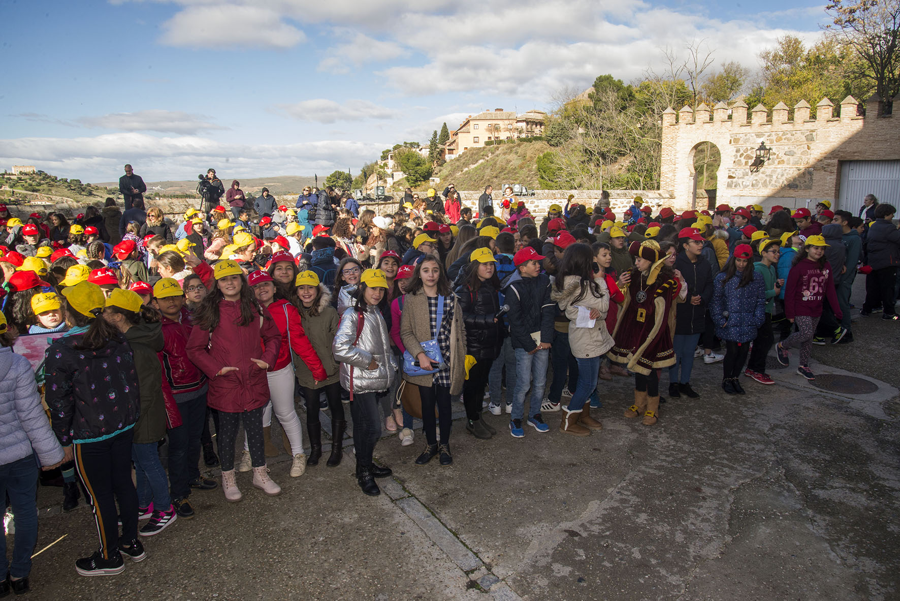 Unos 400 niños y niñas se han dado cita en las Cortes de CLM y han realizado un flashmob sobre la Constitución.