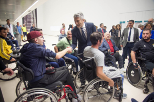 El ministro Marlaska en el Hospital de Parapléjicos.