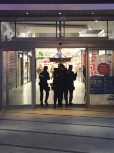 Policías entrando en el Parque Comercial Abadía de Toledo en un simulacro.