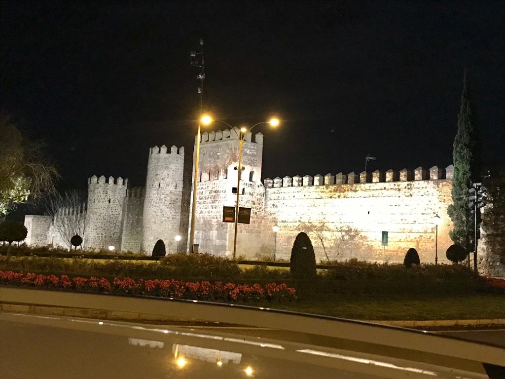 Así ha quedado la iluminación artística del tramo de muralla que va de la Puerta de Bisagra hasta la Puerta Nueva.