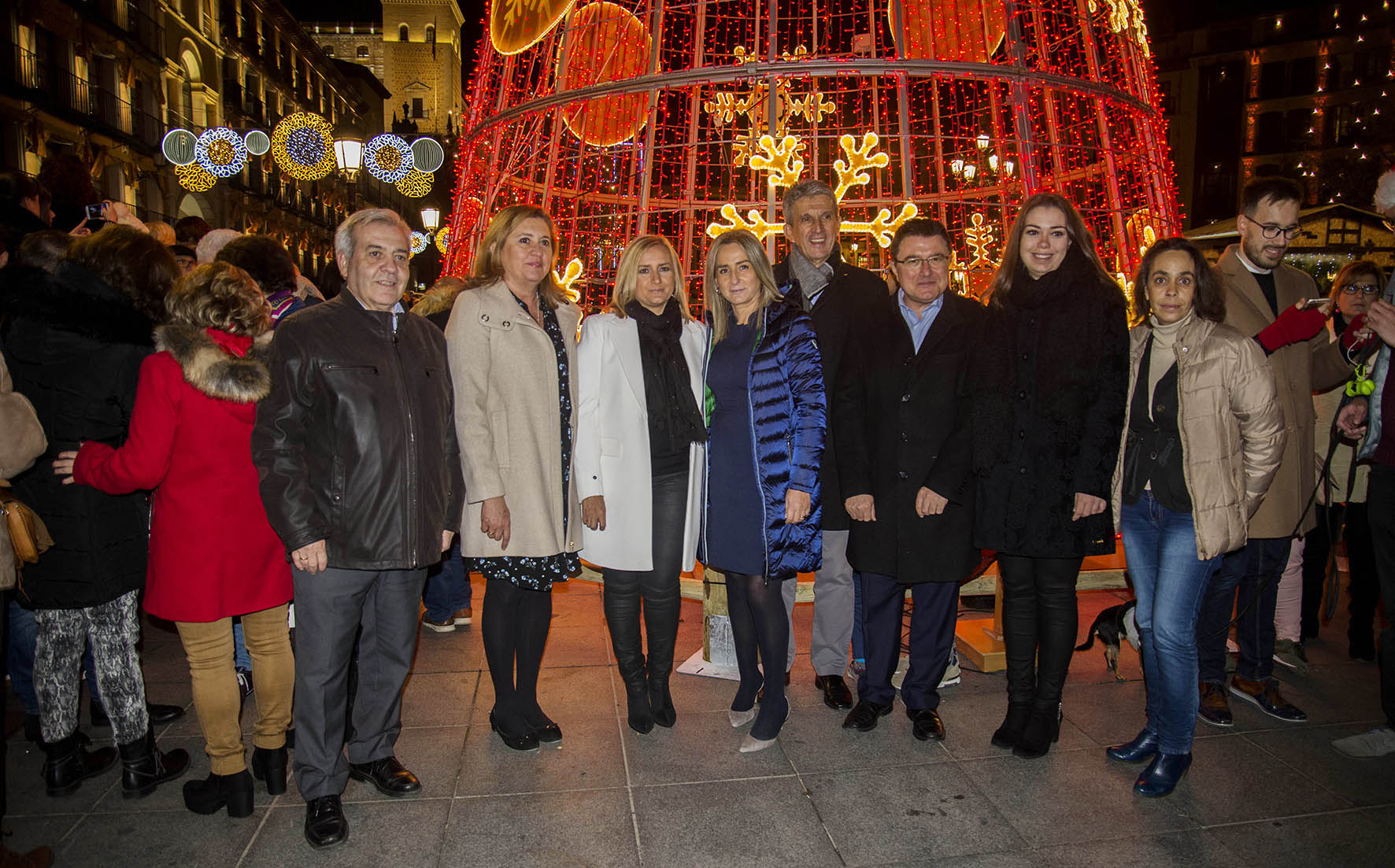 La alcaldesa de Toledo y algunos de sus concejales, durante la inauguración de la iluminación de la Navidad.