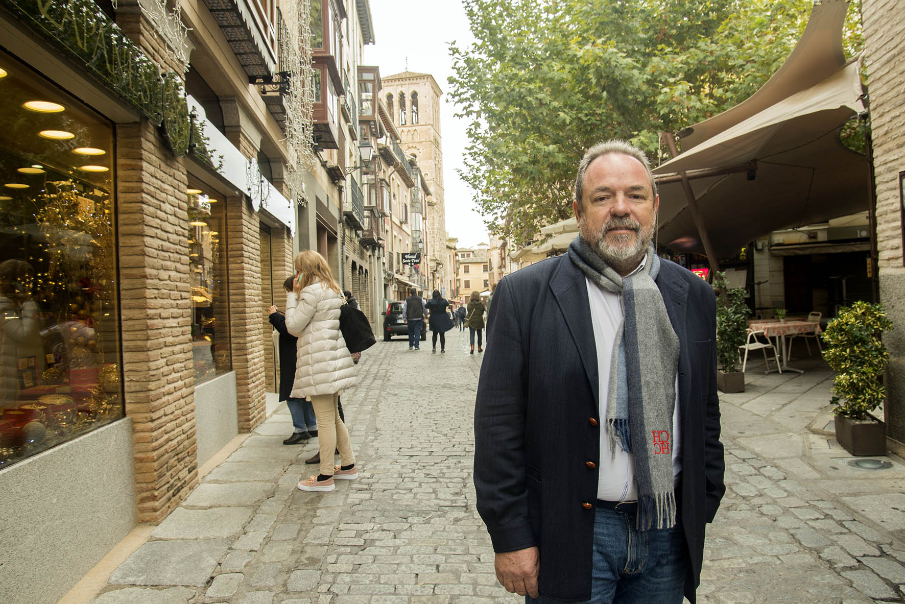 Jesús Labrador, en la mítica calle Santo Tomé, en Toledo, que tantos recuerdos navideños le trae…