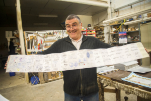 Juan Luis García enseña las innumerables credenciales de sus peregrinaciones