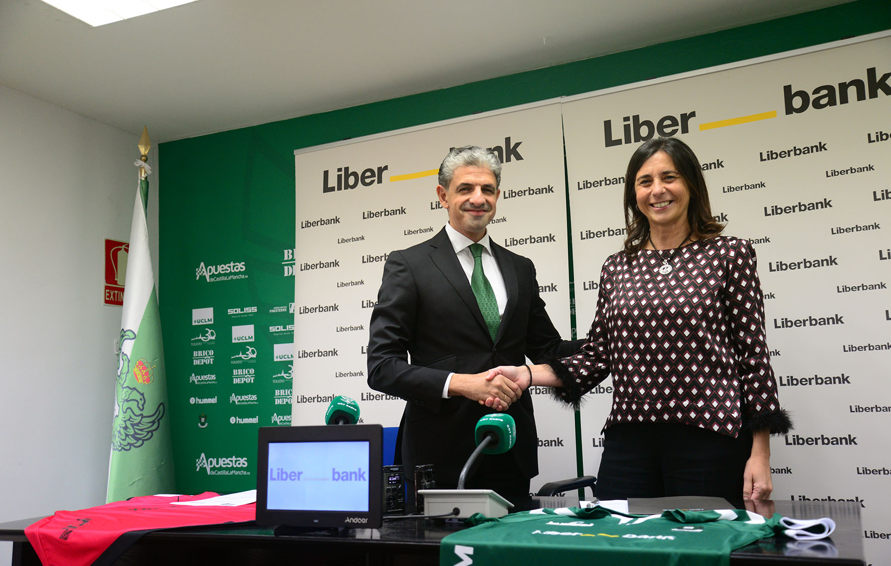 Juan Juaréz y Ana Echenique, rubricando el convenio entre el CD Toledo y Liberbank