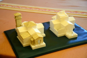 Maqueta comparativa de la iglesia de Santa María de Melque.