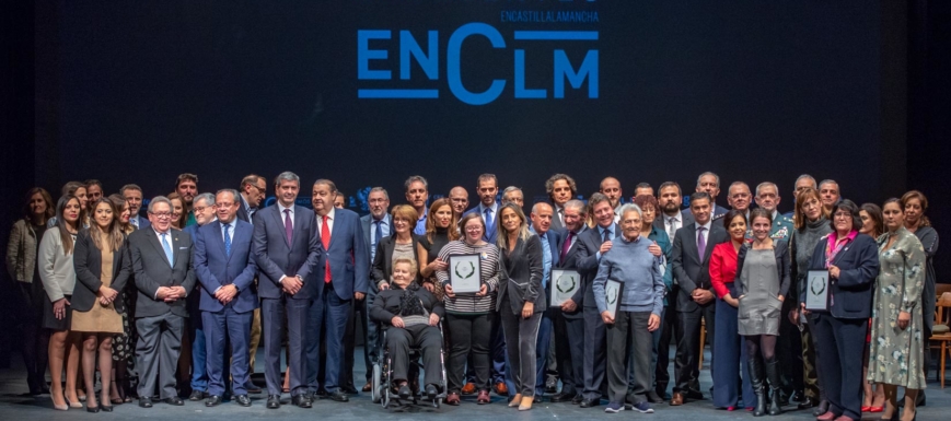 La primera edición de los Premios Excelentes de Encastillalamancha.es reconoció el esfuerzo, la capacidad de superación y el talento de personas e instituciones de CLM en un acto lleno de emoción.
