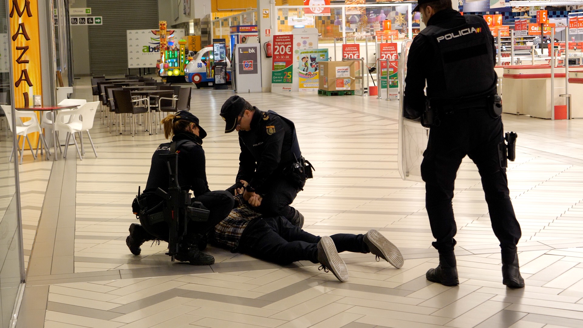 Dos policías controlan al agresor. El realismo del simulacro ha sido perfecto.