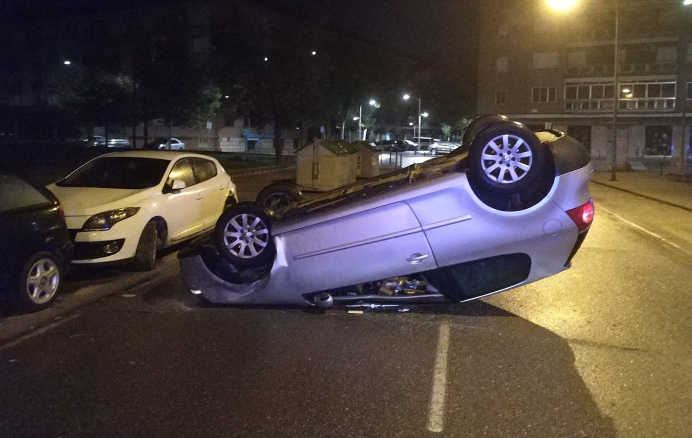 Así quedó el coche tras volcar. Por fortuna, el conductor y único ocupante salió por su propio pie.