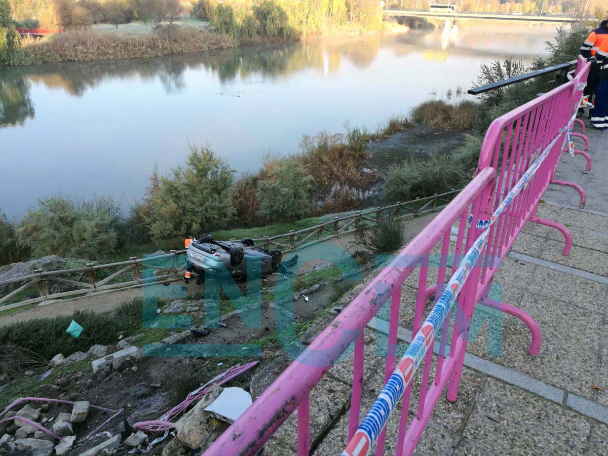 Así quedó el coche tras caer Tajo y quedarse al borde del río.