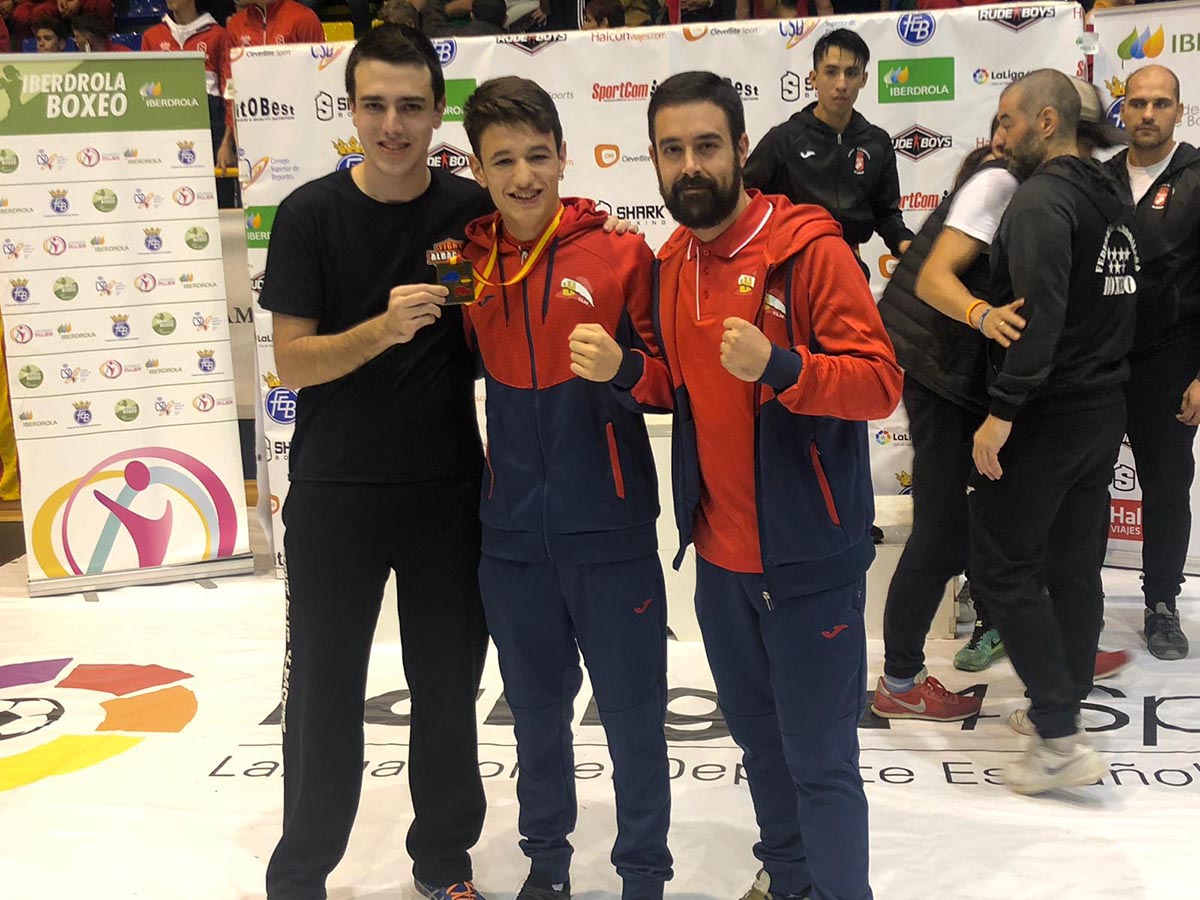 Álex Muñoz (en el centro), bronce en el Nacional