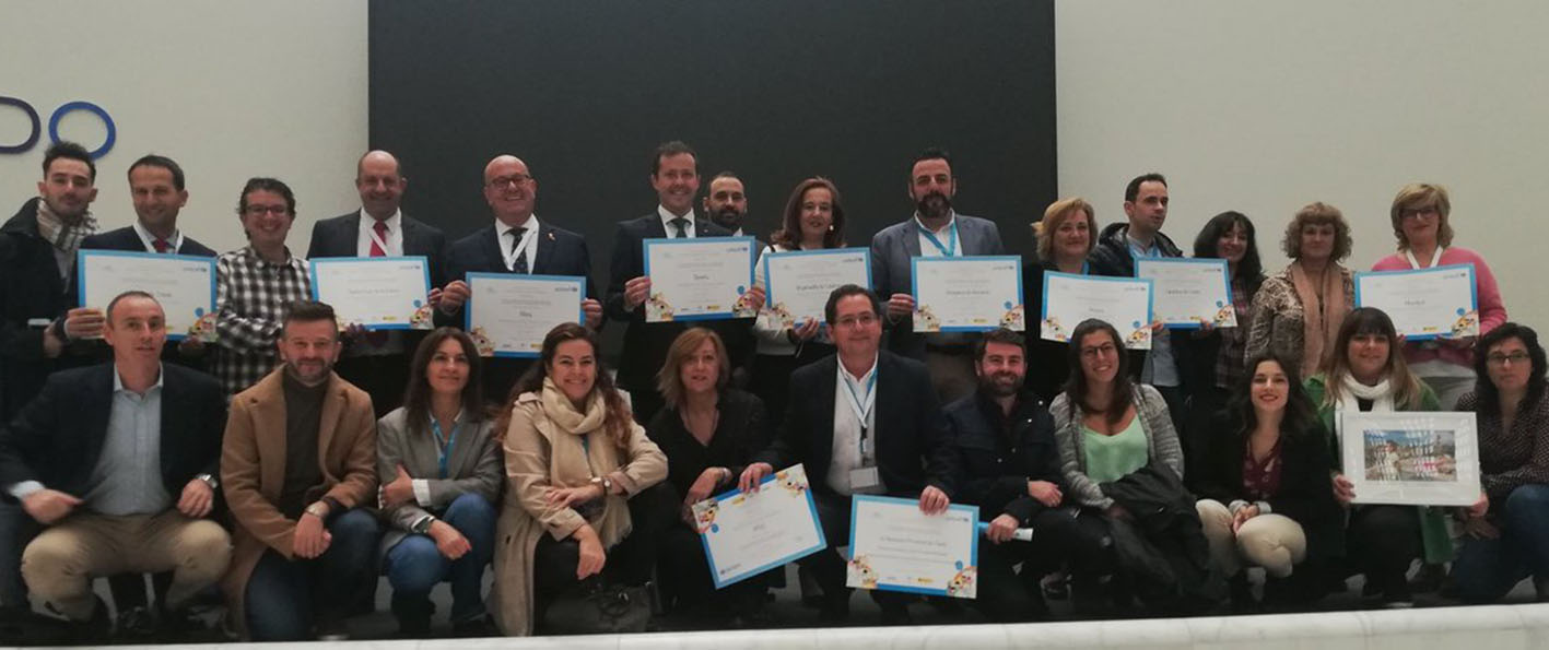 La presidenta de Unicef Comité CLM, junto a los representantes de algunas de las nuevas ciudades Amigas de la Infancia.