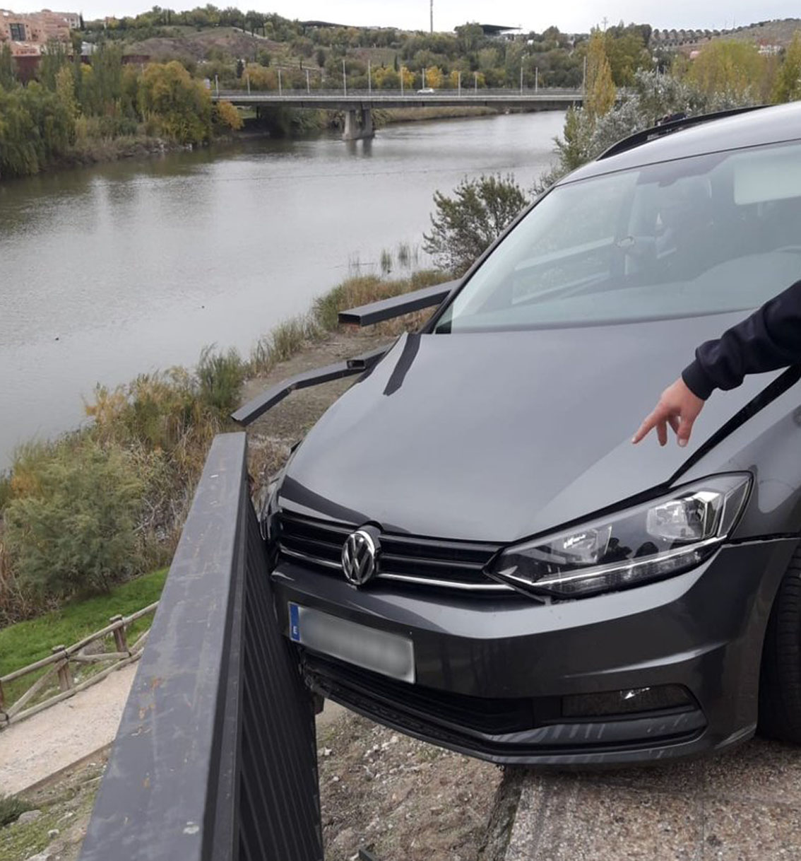 De ahí no pasó el coche, pero arrancó una parte del pretil. Todo se quedó en un susto.