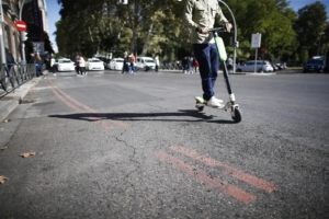 Una persona circulando en patinete eléctrico