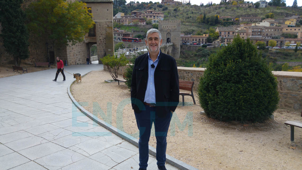 Juanma Iturriaga junto al puente de San Martín, en Toledo.