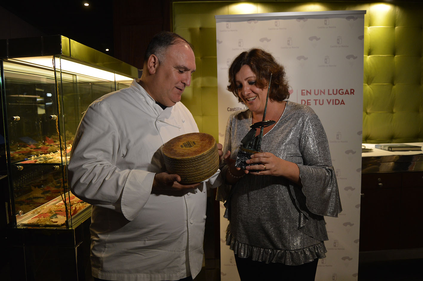 José Andrés y Patricia Franco, durante el reconocimiento en Los Ángeles