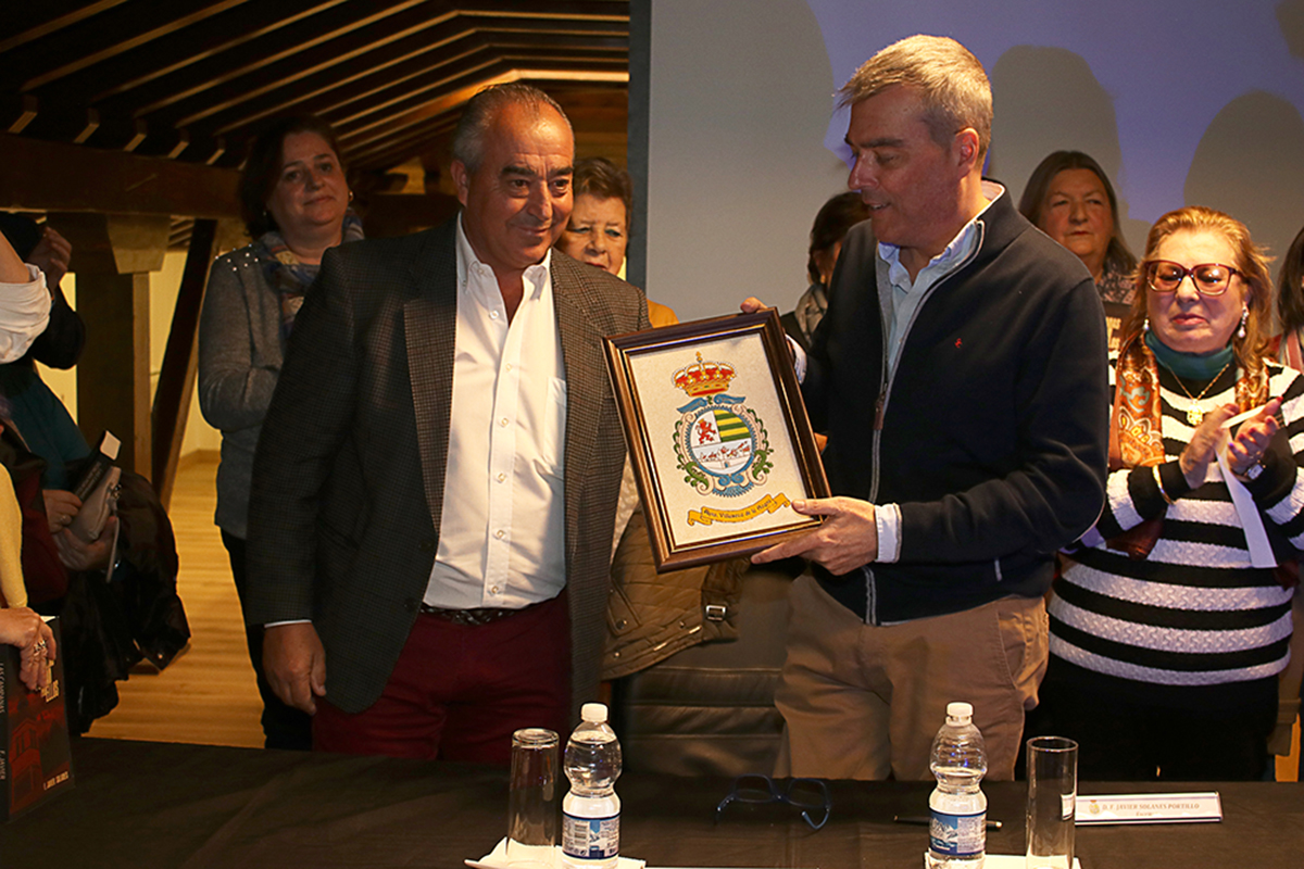 F. Javier Solanes (derecha) junto al alcalde Jesús Hijosa; la novela versa sobre veteranos de la guerra del Rif