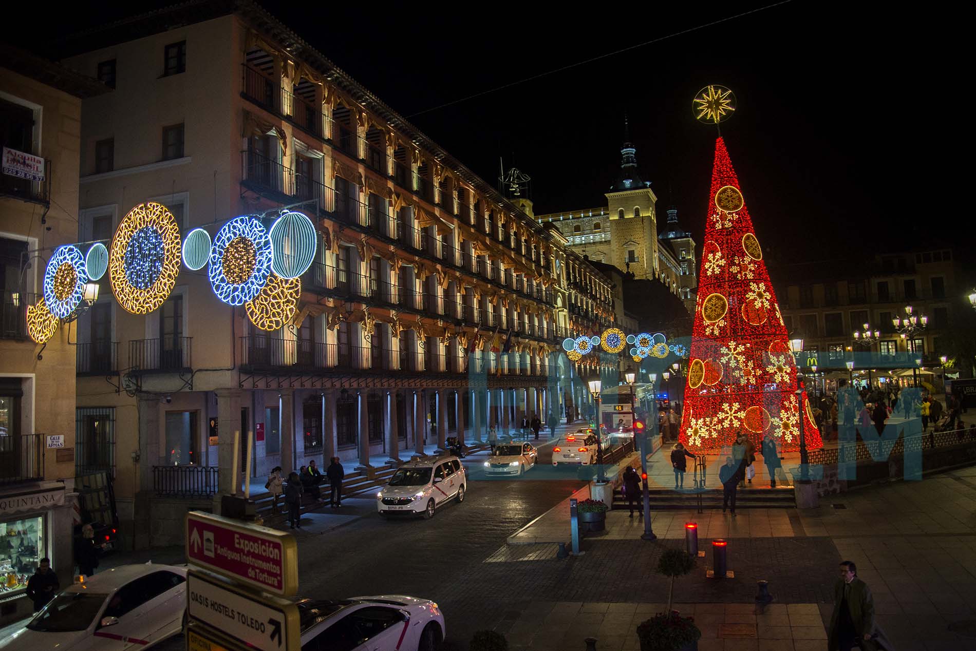 Las luces de navidad en la plaza de Zocodover de Toledo.