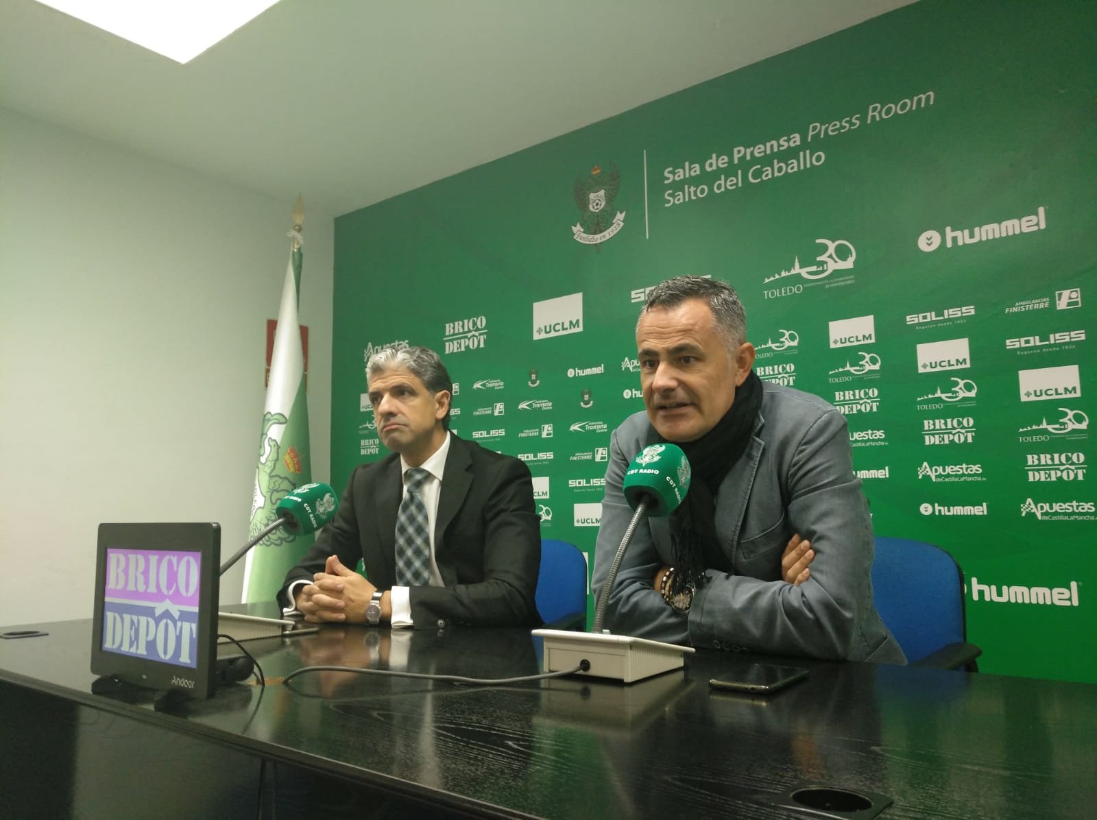 Manu Calleja junto con el presidente del CD Toledo, Juan Juárez.