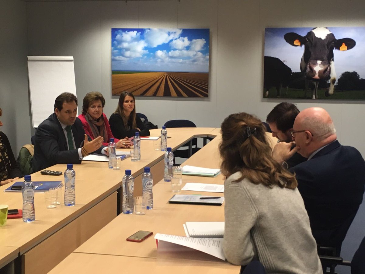 Núñez, con Hogan, comisario de Agricultura de la UE